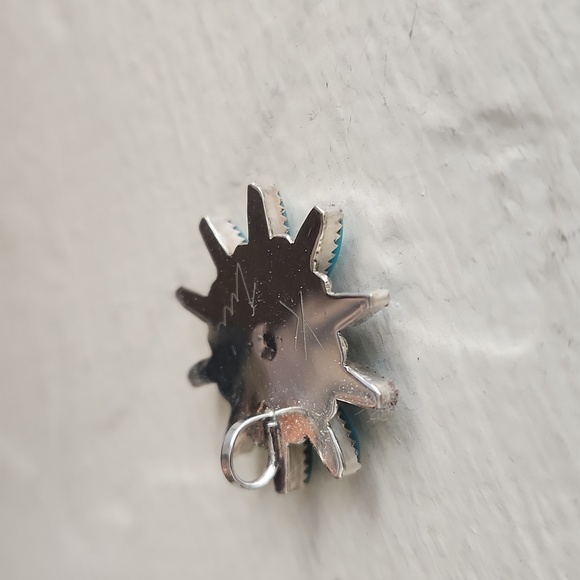 Beautiful NWOT Native American Zuni Turquoise Inlaid Flower Cluster Pendant 🩵💙 - Picture 6 of 12